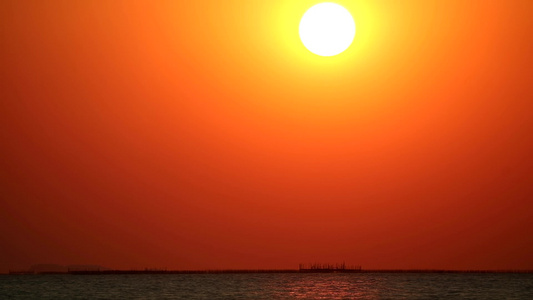 红晴天下日落白橙色云在海中消逝视频