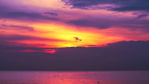 红云在海面和橙色天空背景下飘落时日落暗21秒视频