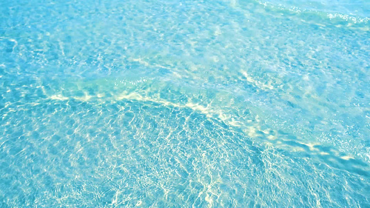 海面上纯净的蓝色水面有光线反射镜视频