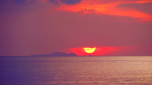 海边和橙色天空背景红云下山时日落视频