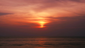 海浪和日落的红天空18秒视频