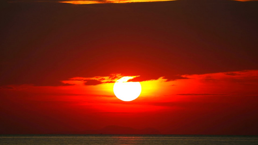 海洋橙红天空的日落后岛在海橘红天上视频