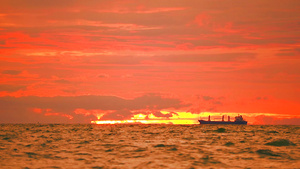 海上停泊的货船和日落的红云19秒视频