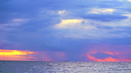 海上和紫色日落的货轮停泊天空下着雨视频