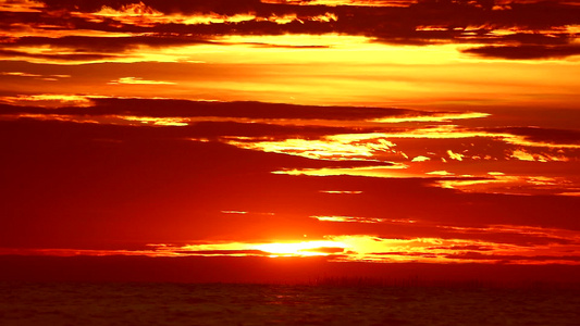 橙色天空的日出和海上的红云视频