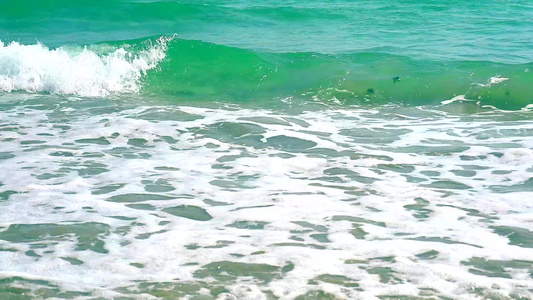 波移动到海滩蓝色水色海中的水视频