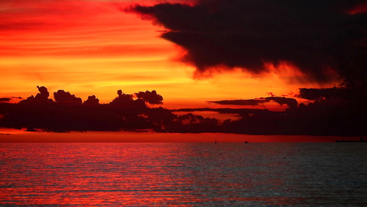 橙色天空和海云的红火日落视频