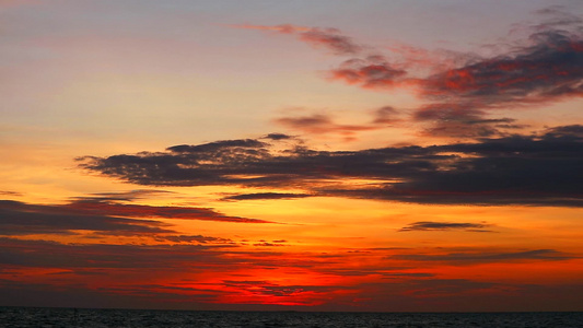 日落黄黄色橙色天空和暗红云在海上飘动视频