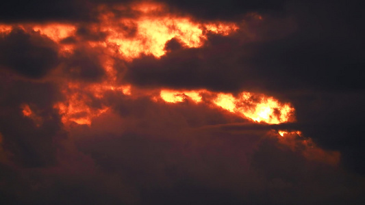 日落的黄黄色天空红云在月光雨云上飘动视频
