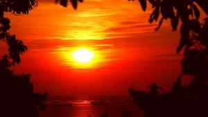 日落的红色黄黄色天空环月叶红云飘动和货船停泊在海上15秒视频