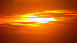 日落的红黄天空和浅红云在移动60秒视频