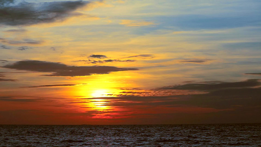 日落橙色天空和暗红云在海上移动和波浪视频