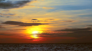 日落橙色天空和暗红云在海上移动和波浪20秒视频