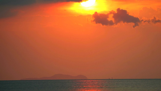 日落的海月光下暗红云飘过太阳视频