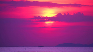 日落和紫色的云在海面天空和表面小浪移动136秒视频