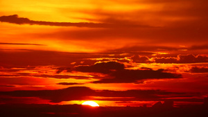 日落后黑暗的红云火焰天空35秒视频