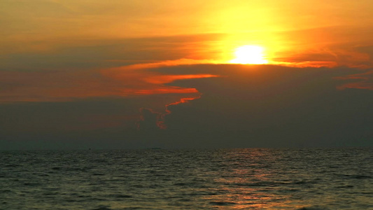 太阳落日后月光云在海中消逝视频