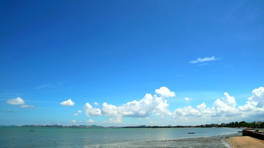 夏天的海中小浪和蓝天空白云视频