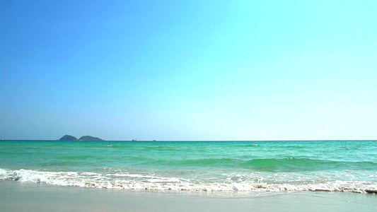 下午移动到海滩和蓝天空白云背景的波浪视频