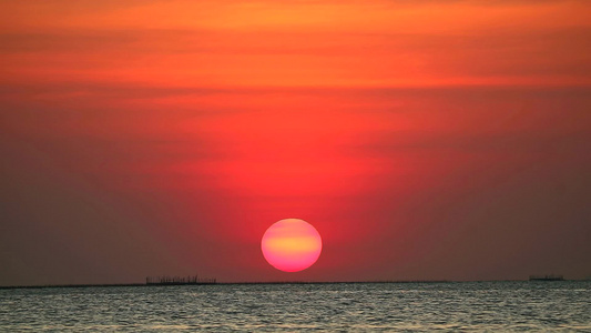 红晴天下日落海上浅橙色云视频