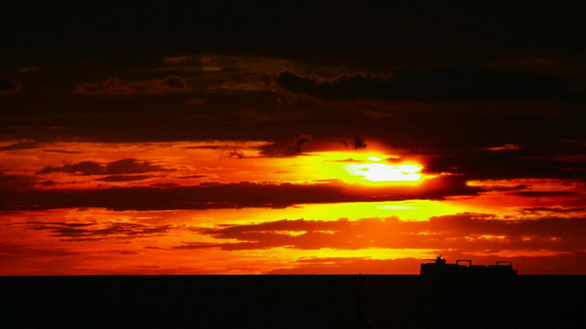 黄昏的夜云和海上的轮船货船视频