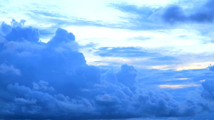 深蓝天空和暴雨云27秒视频