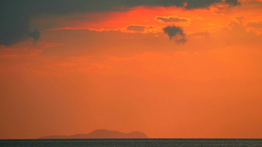 海面水面环光岛和天空红云的红日落视频