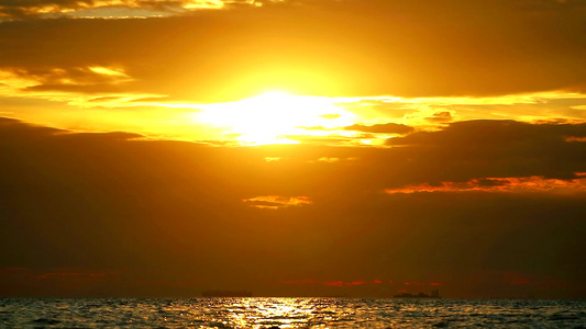 海面和小浪1的日落和反射阳光视频