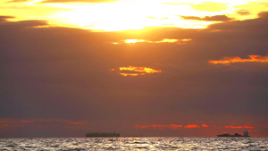 海面和小浪的日落和反射阳光下20秒视频