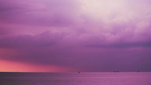 海边日落夏天有紫色的浅紫色暴雨云8秒视频