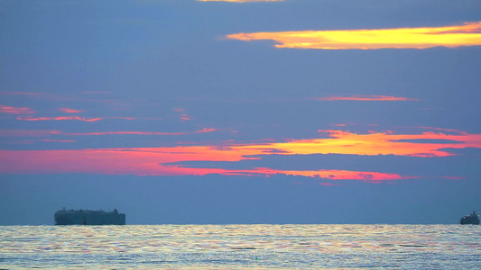 海港附近的海上日落和货船停泊时间1视频