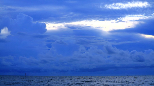 海上的黑暗风暴云和货船停靠在地平线上视频