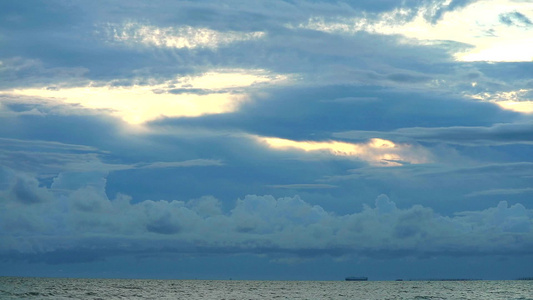 海与货船停泊在地平线上海洋和货轮正在悬浮视频