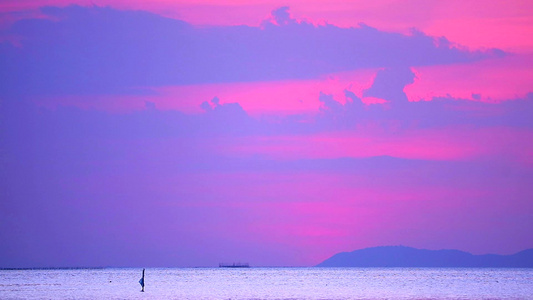 海上有海产海鲜和紫红色面粉的天空颜色视频