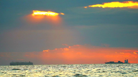 海上日落和货船红橙色云视频