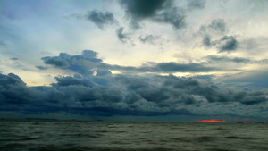 日落黑暗的天空暴雨云在雨水降下时间过期前飘浮在海面60秒视频