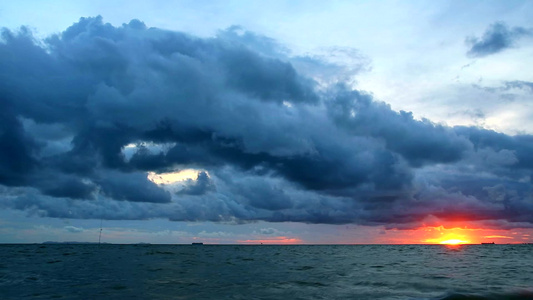 日落的黑暗天空暴雨在海中飘动视频