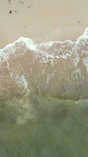 航拍海边海水拍打沙滩30秒视频