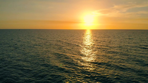 四公里高空在美丽的日落中飞越海面25秒视频