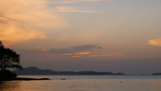4热带海滩的海面上美丽的日落太阳正在坠落到海洋中时间视频