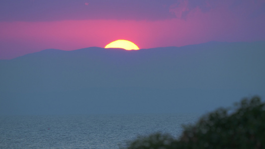 太阳在山后面的黑夜中视频