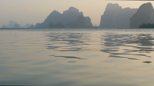温柔的水面表面与山岳的反射视频