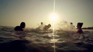 幸福家庭在海洋玩耍和日落时泼水的休眠热带岛屿上度假7秒视频
