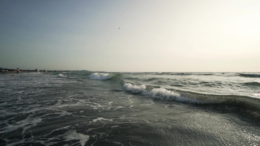 潮湿沙滩沙沙海浪电影自然背景慢动视频