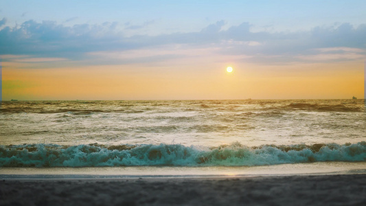 日落时太阳下山时海浪冲上沙滩视频