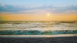 日落时太阳下山时海浪冲上沙滩18秒视频