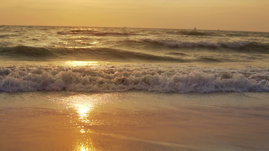 日落时太阳下山沙浪冲上海滩缓慢运动视频