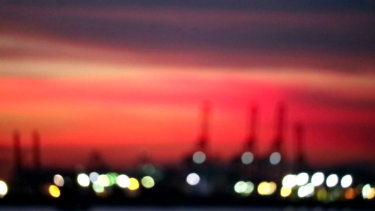 模糊的日落天空和海港及工业照光视频