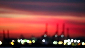 模糊的日落天空和海港及工业照光13秒视频