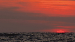 美美的日落在海面上太阳下沉地平浪30秒视频